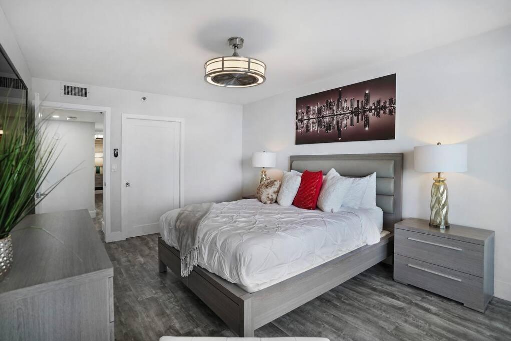 Vice! Totally Renovated, Water & Park Views! Apartment