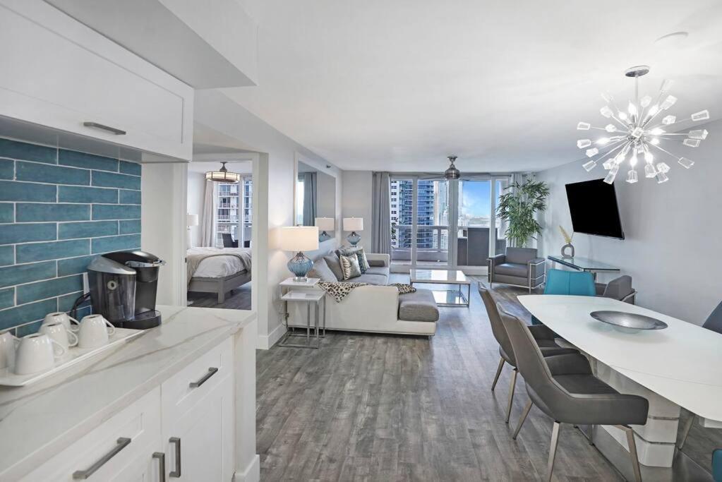 Vice! Totally Renovated, Water & Park Views! Apartment *