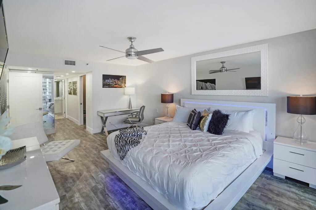 Vice! Totally Renovated, Water & Park Views! Apartment