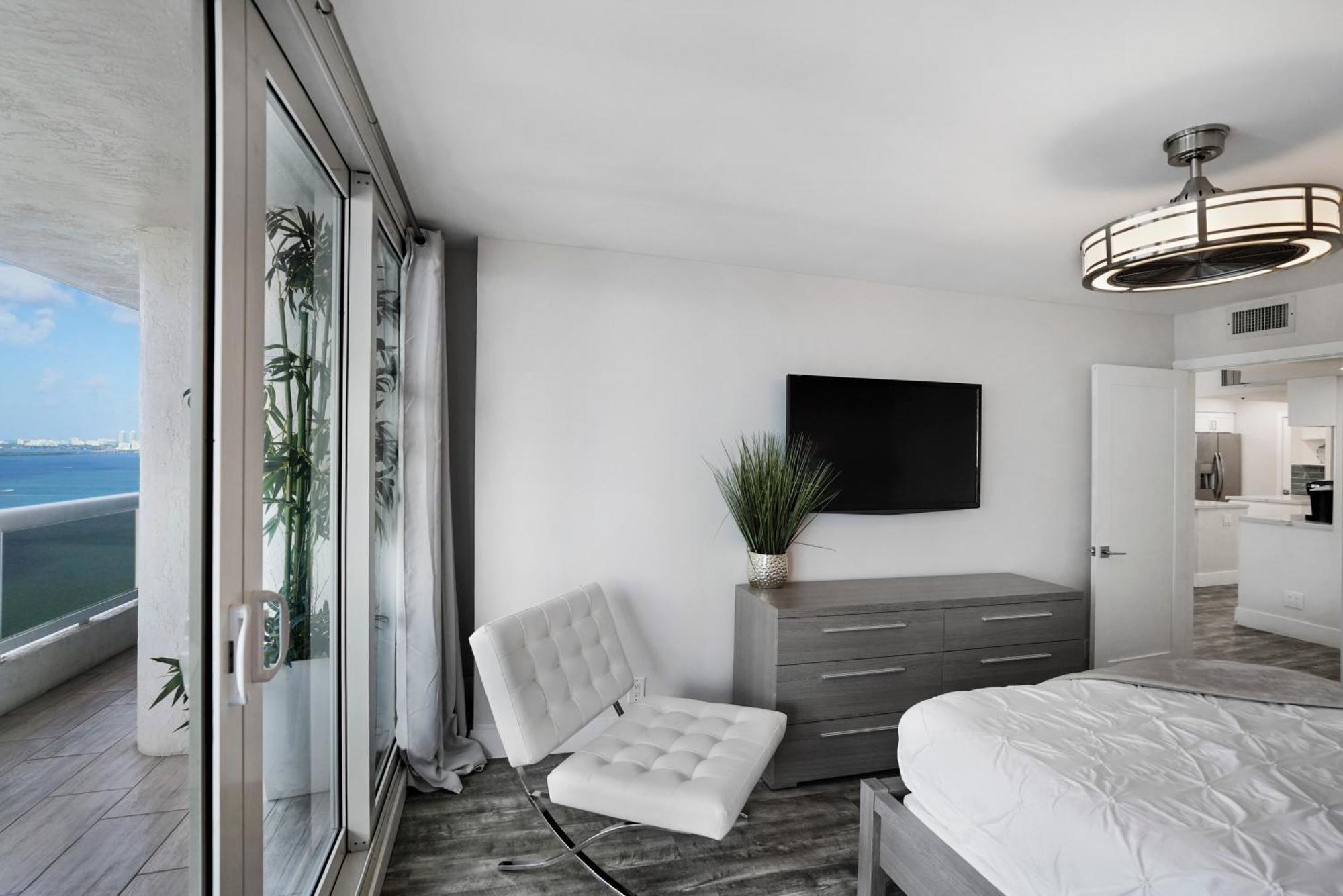 Vice! Totally Renovated, Water & Park Views! Apartment Miami