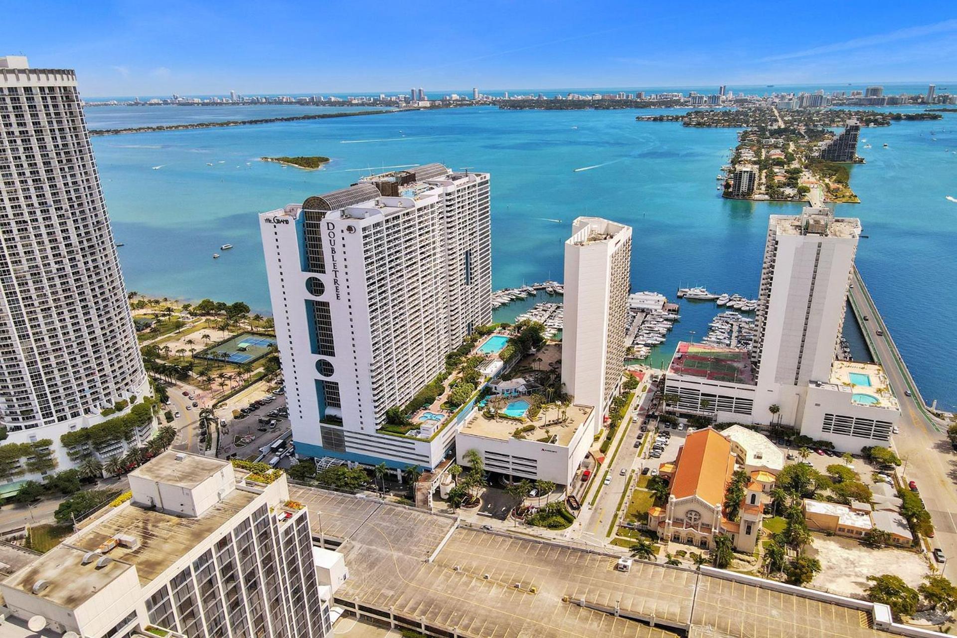 Vice! Totally Renovated, Water & Park Views! Apartment